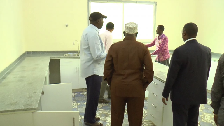 Siihayaha Wasiirka Tamarta iyo Kheyraadka Biyaha oo kormeeray xarunta Sheybaarka tayada Biyaha oo dib u dhis lagu sameeyay