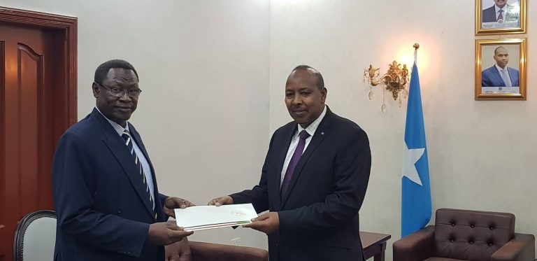 Wasiiru dowlaha Arrimaha Dibadda oo nuqul ka mid ah warqadaha aqoonsiga danjiranimo ka guddoomay Safiirka cusub ee Suudaan