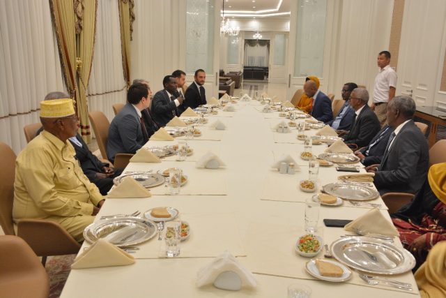 Safiirka Turkiga oo Casha Sharaf u sameeyey Golaha Aqalka Sare