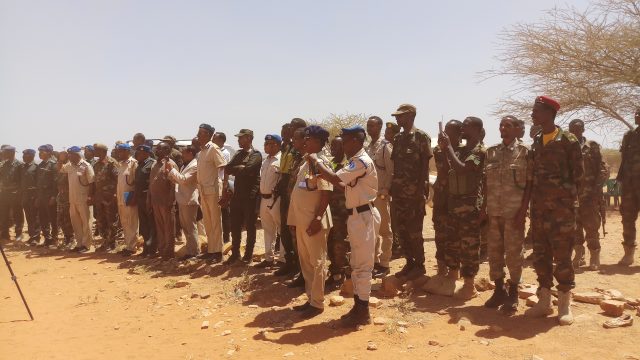 Taliyaha Ciidanka Boliiska Soomaaliyeed oo tababar ugu soo xiray Garbahaarreey 300 Askari