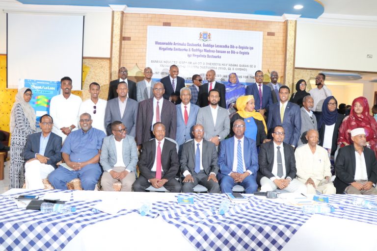 Banbax-howleed wadajir ah oo u dhaxeeya Hay’adaha u xilsaaran dib-u-eegista Dastuurka oo furmay