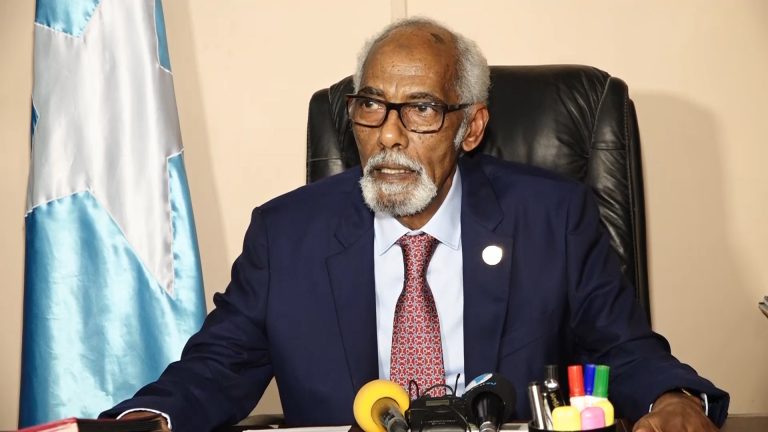 Guddoomiyihii hore ee Golaha Shacabka Maxamed Sheikh Cusmaan Jawaari oo ka tacsiyadeeyay geerida Xil. Cismaan Cilmi Boqore