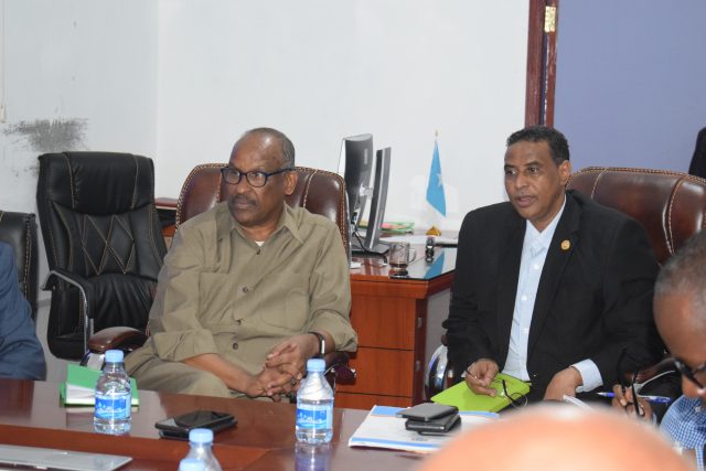 Wasiirka Waxbarashada XFS oo madaxda Jaamacadaha Muqdisho kala hadlay tayeynta Waxbarashada