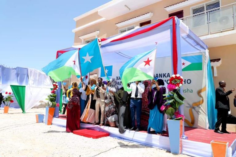 Madaxweyne Farmaajo iyo Dhiggiisa Jabuuti oo si wadajir ah xarigga uga jaray dhismaha cusub ee Safaaradda Jabuuti