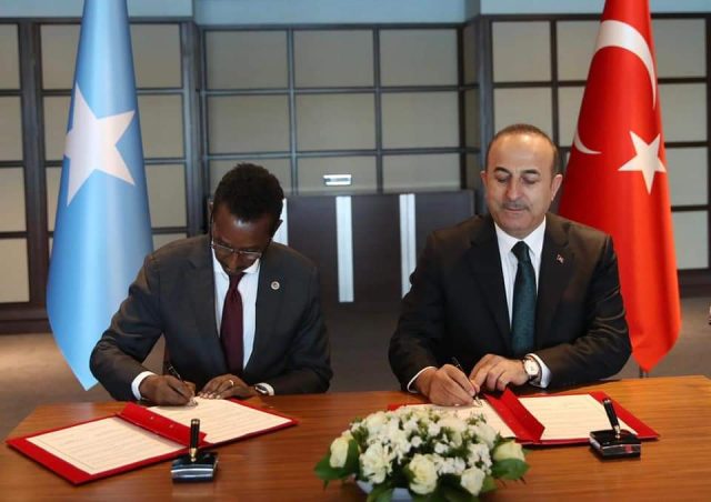 Soomaaliya iyo Turkiga oo kala saxiixday heshiis ku saabsan isdhaafsi dhul safaaradeed