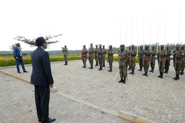 Madaxweyne Farmaajo oo kormeeray Dugsiga Tababarka Militariga ee Kabamba