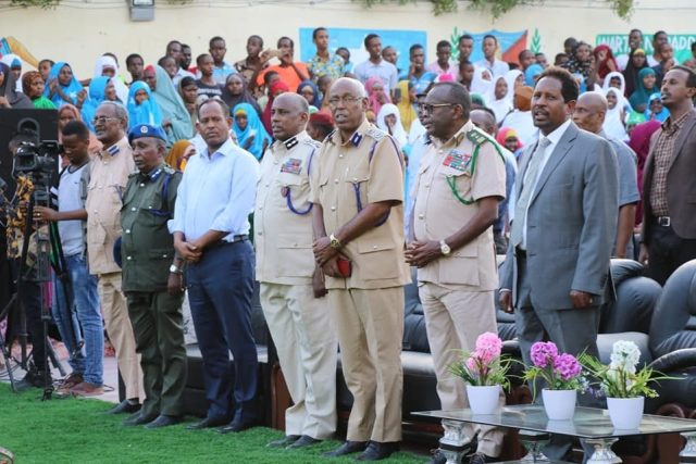 Shacabka, Maamulka iyo Booliska Warta Nabada oo la guddoonsiiyey bilad sharaf.