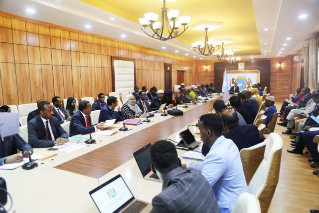 Xukuumadda oo Ansixisay Hindise Sharciyeedyada Waddooyinka Iyo Xamuulka iyo Xadaynta Cabbirka Baabuurta