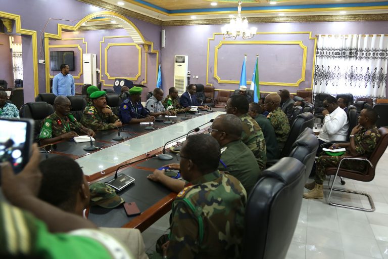 Madaxweynaha Jubbland iyo safiirka Kenya ee soomaaliya oo kawada hadlay dagaalka ka dhan ka ah Al-shabaab.