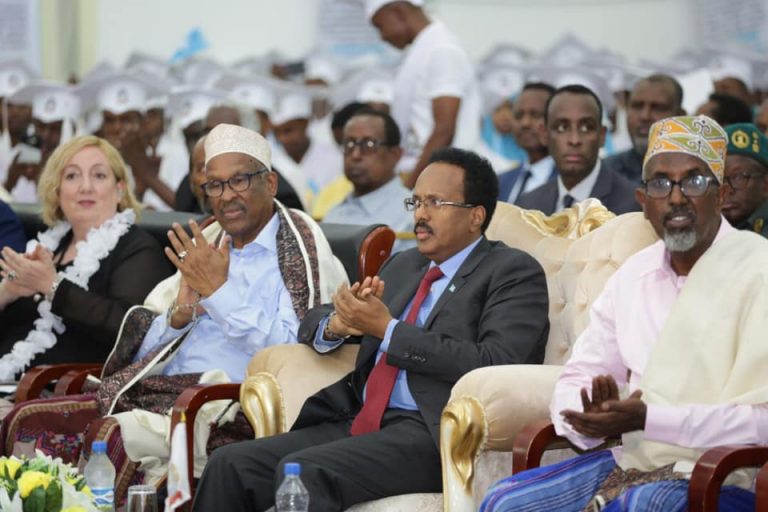 Madaxweyne Farmaajo oo Ka Qeyb Galay Xaflad Qelin Jebin Ee Ardayda Jaamacadda Ummadda “SAWIRRO”