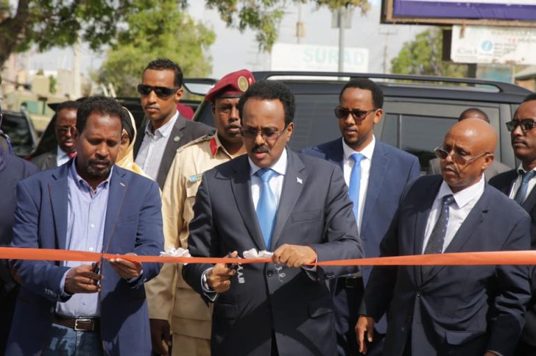 Madaxweyne Farmaajo oo Xariga ka Jaray Waddooyin Muhiim u ah Bulshada Caasimadda “Sawirro”
