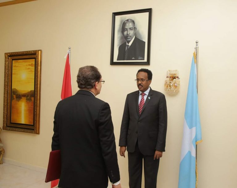 Madaxweyne Farmaajo oo Warqadaha Agoonsiga ka Guddoomay “SAWIRRO”