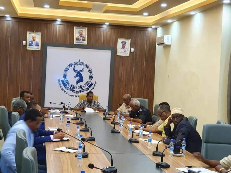 Ciidanka Ammaanka Oo Gacanta Ku soo Dhigay Qof Dil Loo heysto.