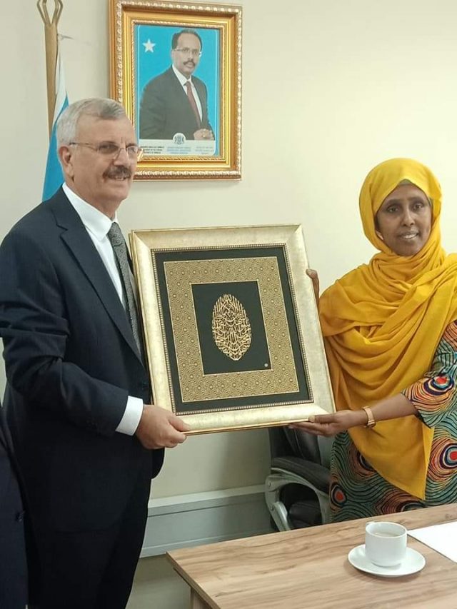 Wasiirka Caafimaad oo sheegtay in ay Garab istaagayaan Arday Maanta ka Qalin jebisay Jaamacadda Cilmiga Caafimaadka Soomaaliya