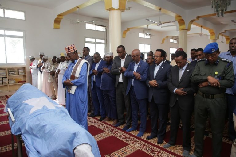 Madaxweyne Farmaajo oo Salaadda Janaasada ku tukaday Marxuum Qanyare “Sawirro”