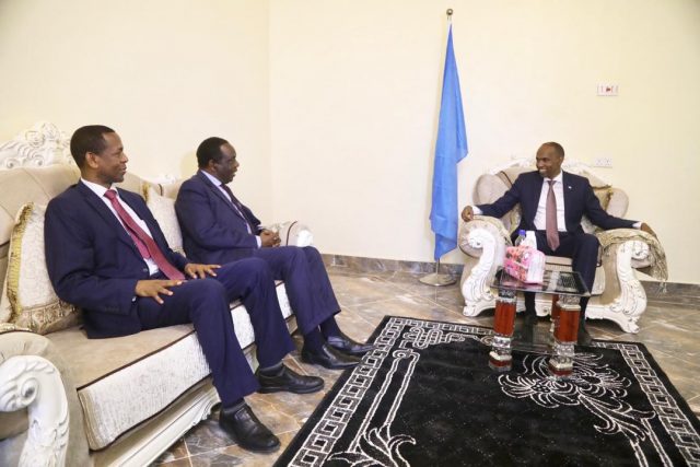 Wakiillada Midowga Afrika iyo IGAD oo ka degay Dhuusamareeb lana kulmay Ra’iisul Wasaare Khayre+sawirro