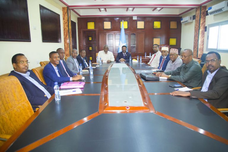 Guddoomiyaha Golaha Shacabka oo Kulan la qaatay Guddiga Diyaarinta Sharciga Doorashooyinka “Sawirro”