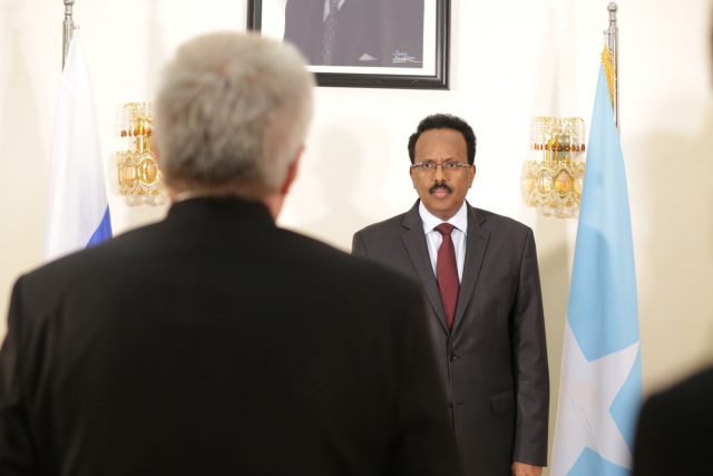 Madaxweyne Farmaajo oo Warqadaha Aqoonsiga ka Guddoomay Danjiraha cusub ee Ruushka