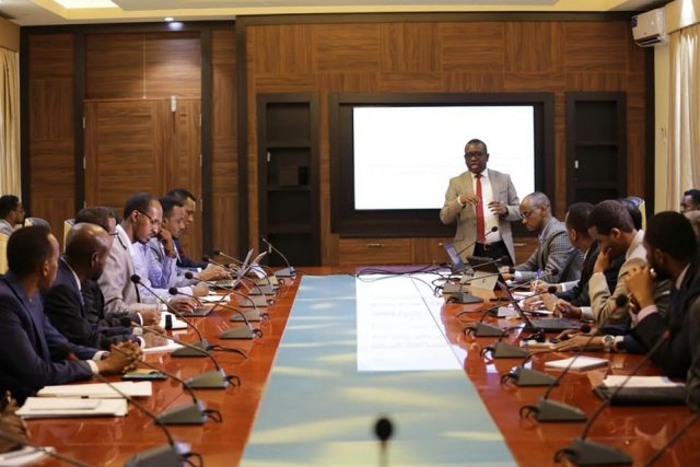 Mas’uuliyiinta Wasaaradda Dastuurka oo warbixin siiyay xubno ka tirsan Madaxtooyada Qaranka