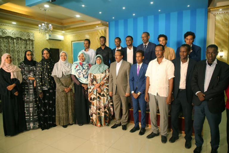 Madaxweynaha Jamhuuriyadda Federaalka Soomaaliya Mudane Maxamed Cabdullaahi Farmaajo oo xalay casho sharaf u sameeyay bahda qalinleyda