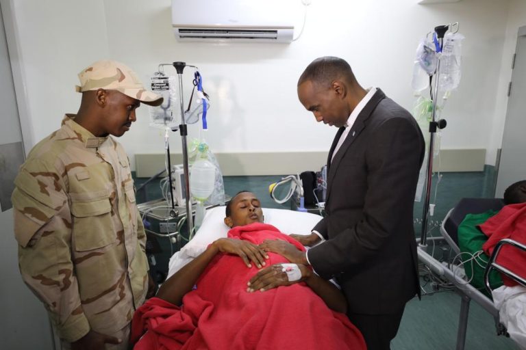 R/Wasaare Xasan Cali Kheyre oo Cusbitaalka Ku Booqday Askartii Difaaca Dalka Dhaawacyadu Usoo Gaareen