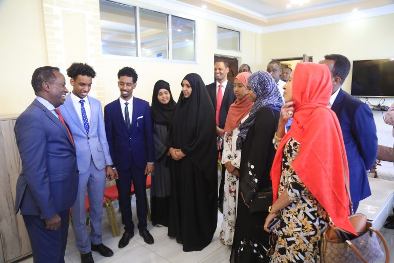 Wasiirka Warfaafinta XFS Soomaaliya oo Maanta Xafiiskiisa ku Qaabilay Qoyskii AUN Duqii hore ee Muqdisho Eng-Yariisow