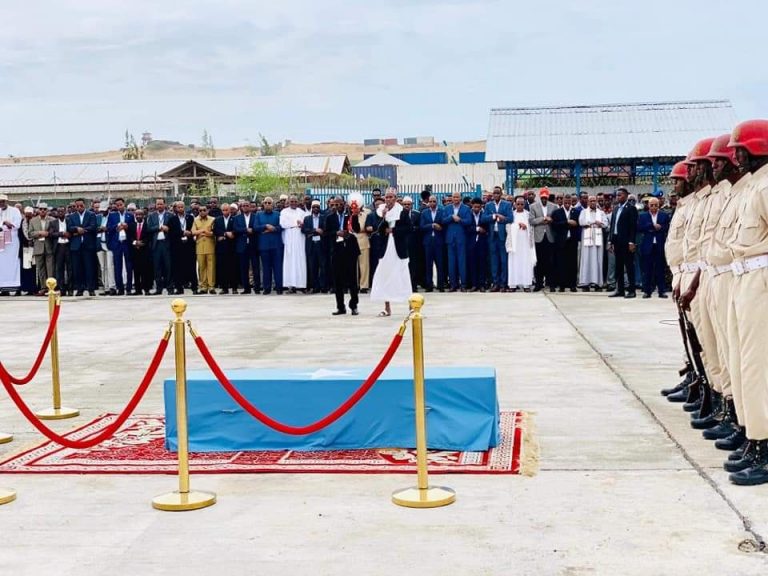 Madaxda Qaranka oo Salaadda Janaasada ku dukaday Maydka Marxuum Eng Yariisow