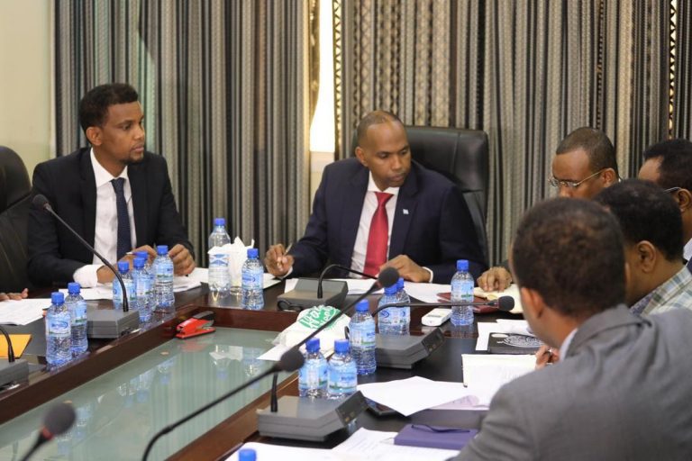 R/Wasaare Kheyre Oo Guddoomiyay Shir Looga Hadlay Dardar-gelinta Qorsha Deyn Cafinta Dalka.