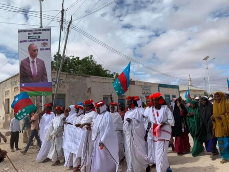 Ra’iisul Wasaare Kheyre oo kusii jeeda Xudur.