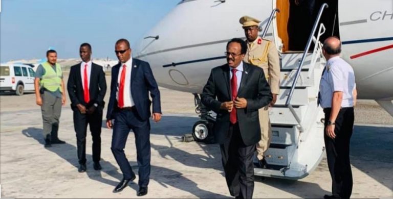 Madaxweyne Farmaajo oo kusii jeeda Dhuusamareeb.