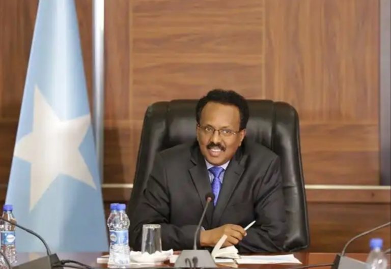 Madaxweyne Farmaajo oo saxiixaya sharci muhiim ah.
