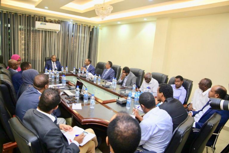 Ra’iisul Wasaare Kheyre oo kormeeray Wasaaradda maaliyadda.