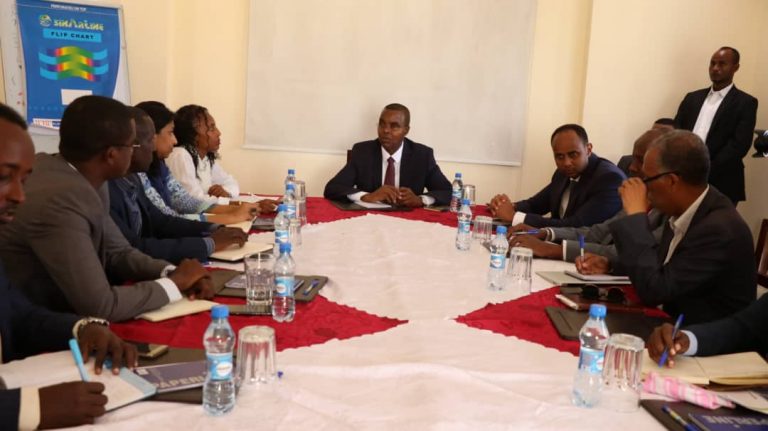Duqa Muqdisho oo guddoomiyay shir u dhaxeeyay dowladda hoose iyo Bankiga adduunka.