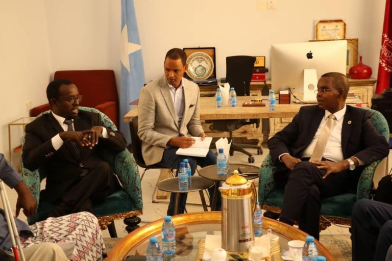 Duqa Muqdisho oo la kulmay dadka baahiyaha gaarka ah qaba.