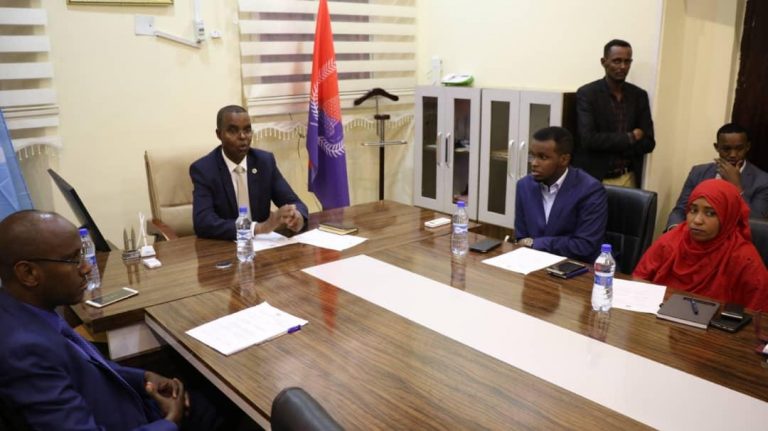 Guddoomiyaha Gobolka Banaadir oo guddoomiyay shirka degmooyinka.
