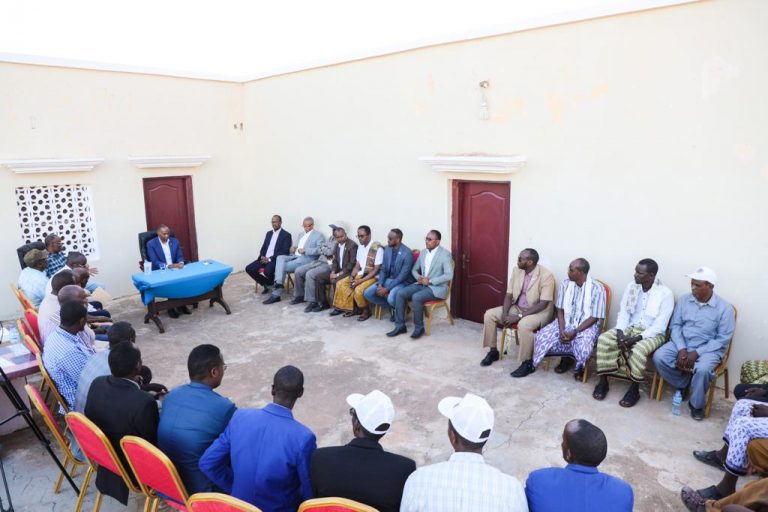 R/Wasaare Kheyre oo Xudur kula kulmay Madaxda Degmooyinka Bakool & Odayaasha Dhaqanka