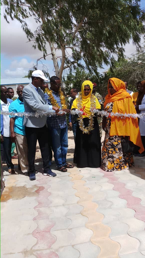 Wasiirka Caafimaadka XFS iyo madaxda Qatar Charity oo wada jir xarigga uga jaray qeyb cusub oo lagu kordhiyay Isbitalka Deyniile