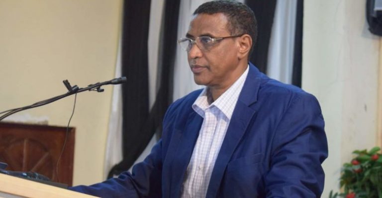 Wasaaradda Waxbarashada Dugsiyada iyo Jaamacadaha dalka wax kama dhigi karo macalin aan heysan aqoonsiga wasaarada.