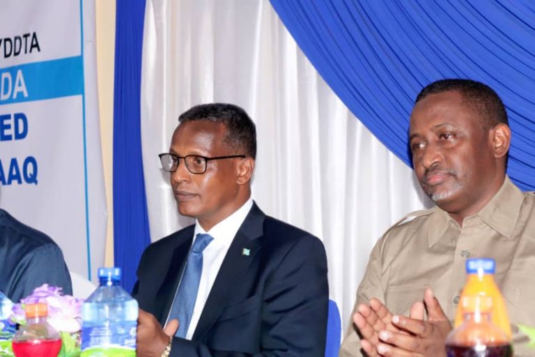 Wasiirka Boostada & Isgaarsiinta Oo Jaamacadda Ummadda Ee Caabudwaaq Gaarsiiyay Adeegyo ‘Sawirro’