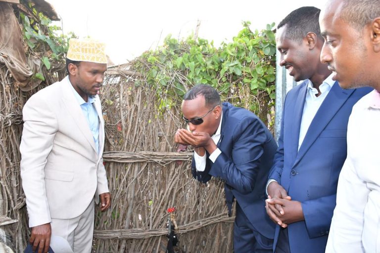 Mashruuca dhismaha biya xireen iyo ceel biyood xarigga laga jaray.”sawirro”