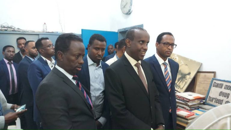 Wasiirka Warfaafinta Qaranka oo xarunta wasaaradda ku soo dhaweeyay Dhigiisa Jabuuti iyo wafdi uu hugaaminyay.