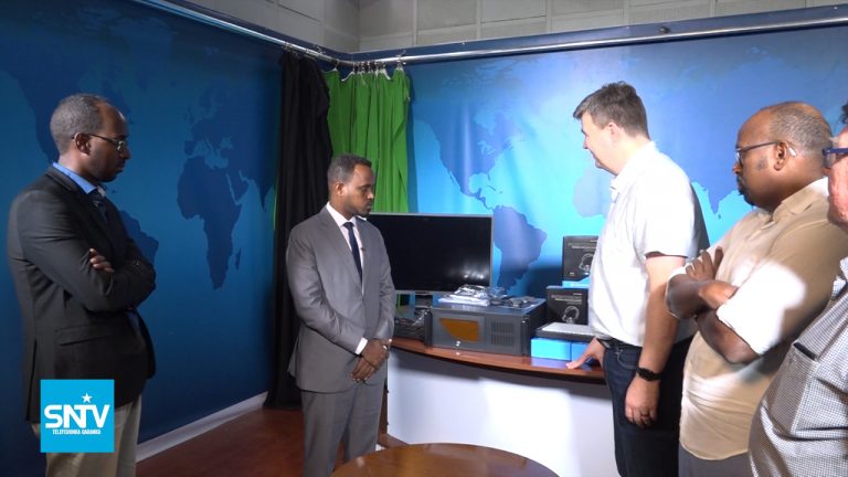 Dowladda Finland oo qalab Studio oo casri ah ku wareejisay TV ga Qaranka Soomaaliyeed.