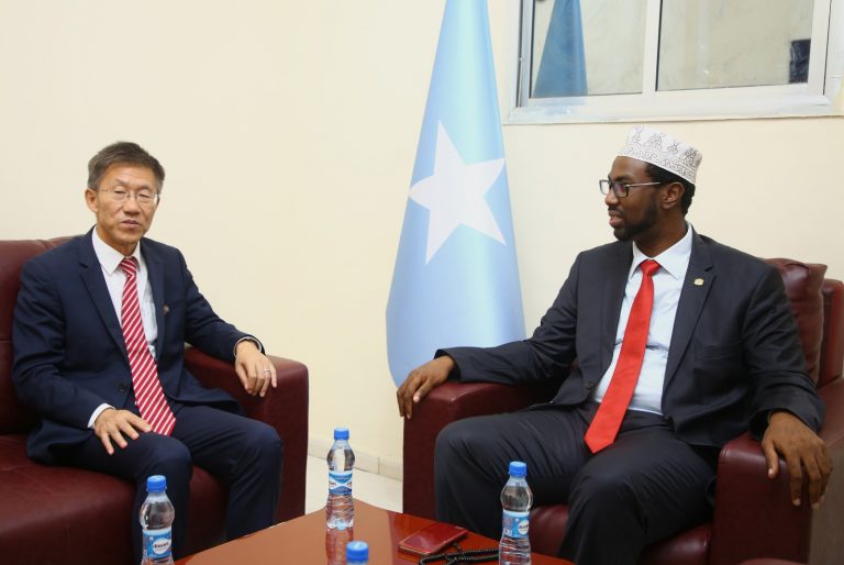 Wasiiru Dowlaha iyo Ku-simaha Agaasimaha Guud ee Madaxtooyada JFS oo la kulmay Safiirka Shiinaha