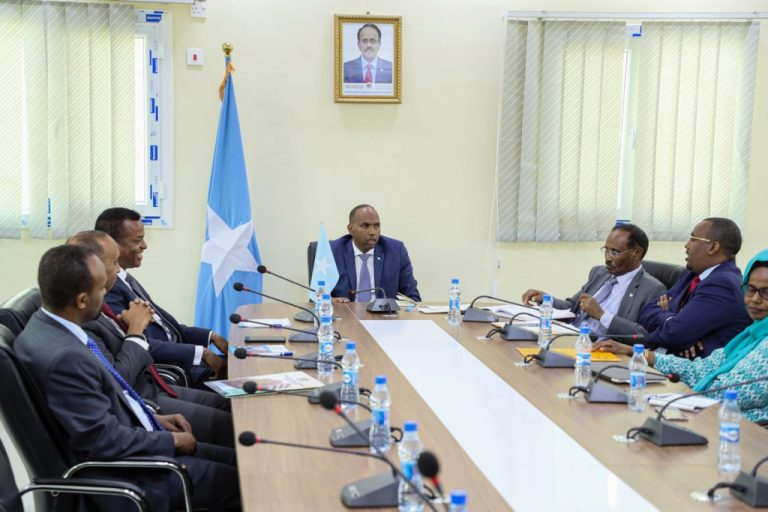 R/W Kheyre Oo Daah-furay Isku Xirka Nidaamka Maaliyadda Ee W/Maaliyadda Ee Maamulka Lacagaha Bangiga Dhexe