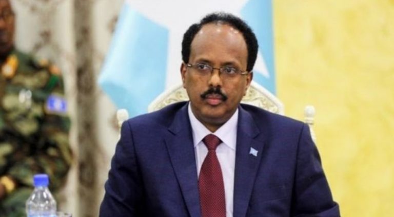 Madaxweyne Farmaajo oo tacsi u diray Raiisul Wasaarihii hore Cali Maxamed Geeddi.