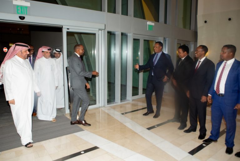 Ra’iisul Wasaare Kheyre iyo wafdi uu hoggaaminayo ayaa gaaray magaalada Dooxa ee dalka Qatar.