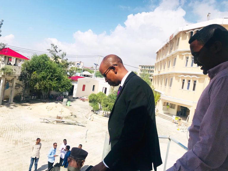 Wasiirka Shaqada XFS oo kormeeray dib u dhiska ka socda Xarunta Wasaaradda