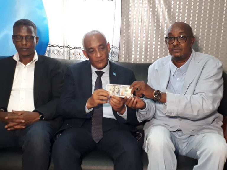 Caasha Shaacuur Oo Deeq Gaarsiisay Dadkii Ku Waxyeelloobay Fatahaadaha “Sawirro”