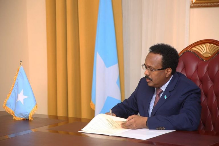 Madaxweyne Farmaajo Oo Xilka Ka Qaaday Xeer-ilaaliyihii Guud Ee Qaranka, Isagoo Magacaabay Xeer illaaliye Cusub