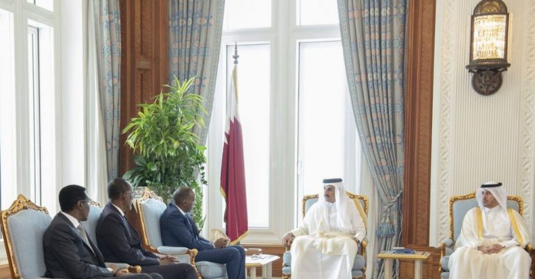Ra’iisul Wasaare Xasan Cali Khayre Iyo Amiirka Qatar Oo Dooxa Ku Kulmay